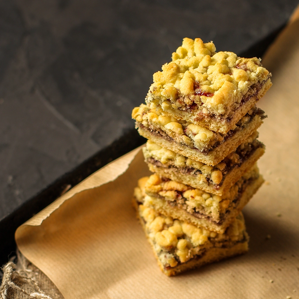 Domaći veganski dezerti naslagani na papiru uz dodatak liofilizovana banana prah