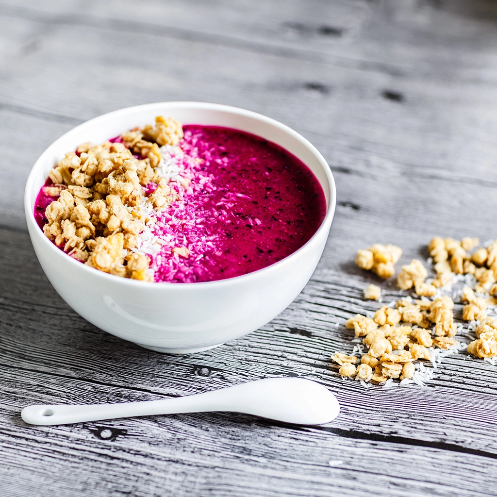 Veganska ka&scaron;a sa granolom dekorisana uz liofilizovana kupina griz