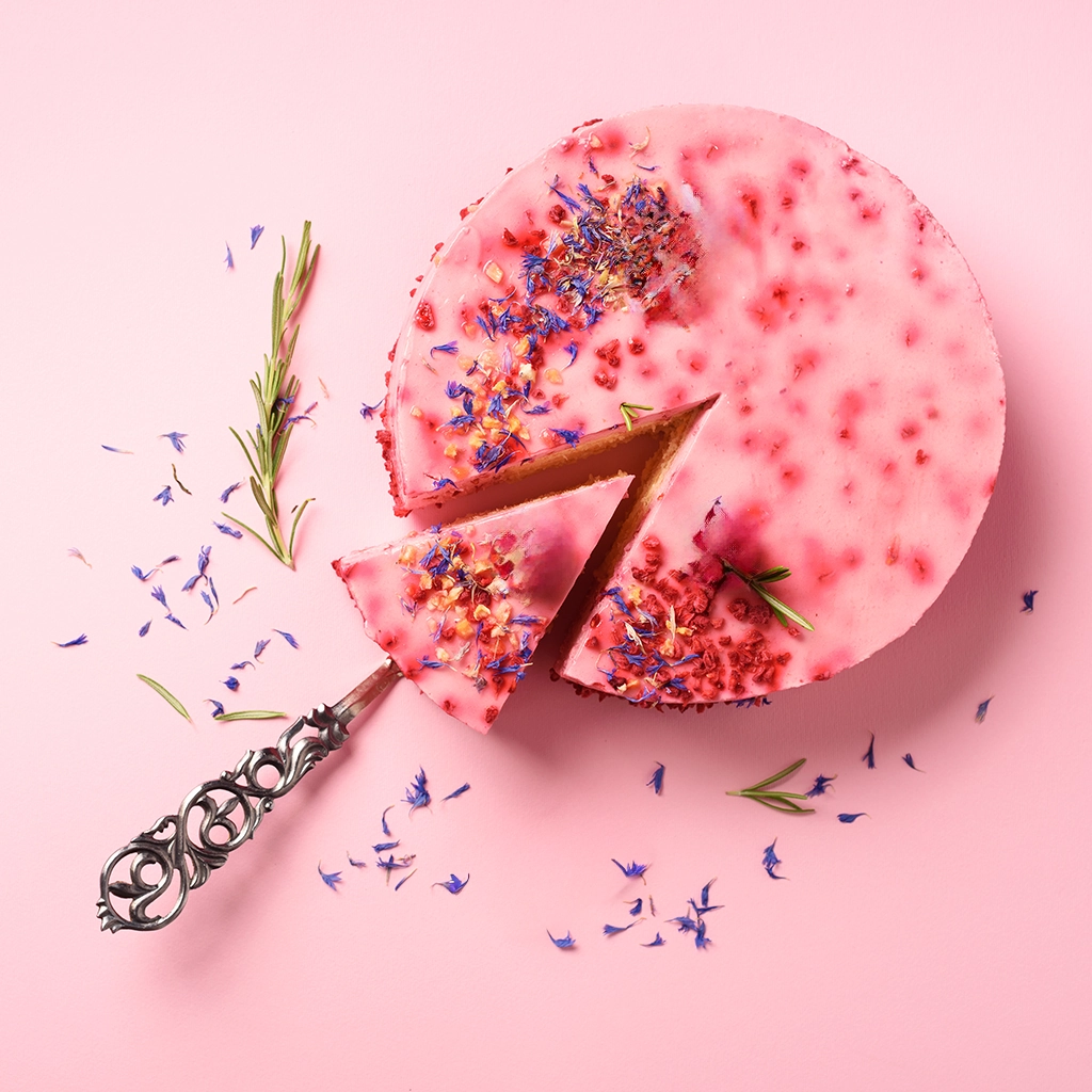 Premium roze torta pripremljena uz liofilizovana malina griz kao prirodnu boju