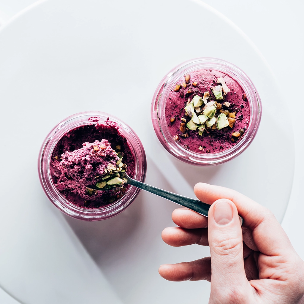 Veganski deserti u teglama sa dodatkom liofilizovana malina griz za savr&scaron;enu teksturu