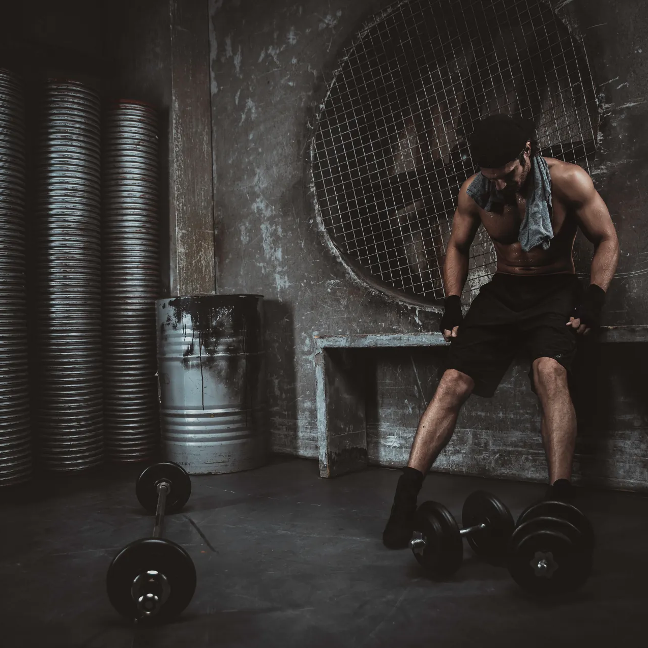 Sportista u teretani koji vizuelizuje disciplinu i prirodnu metaboličku podr&scaron;ku koju pruža Inulin prirodni ozempic