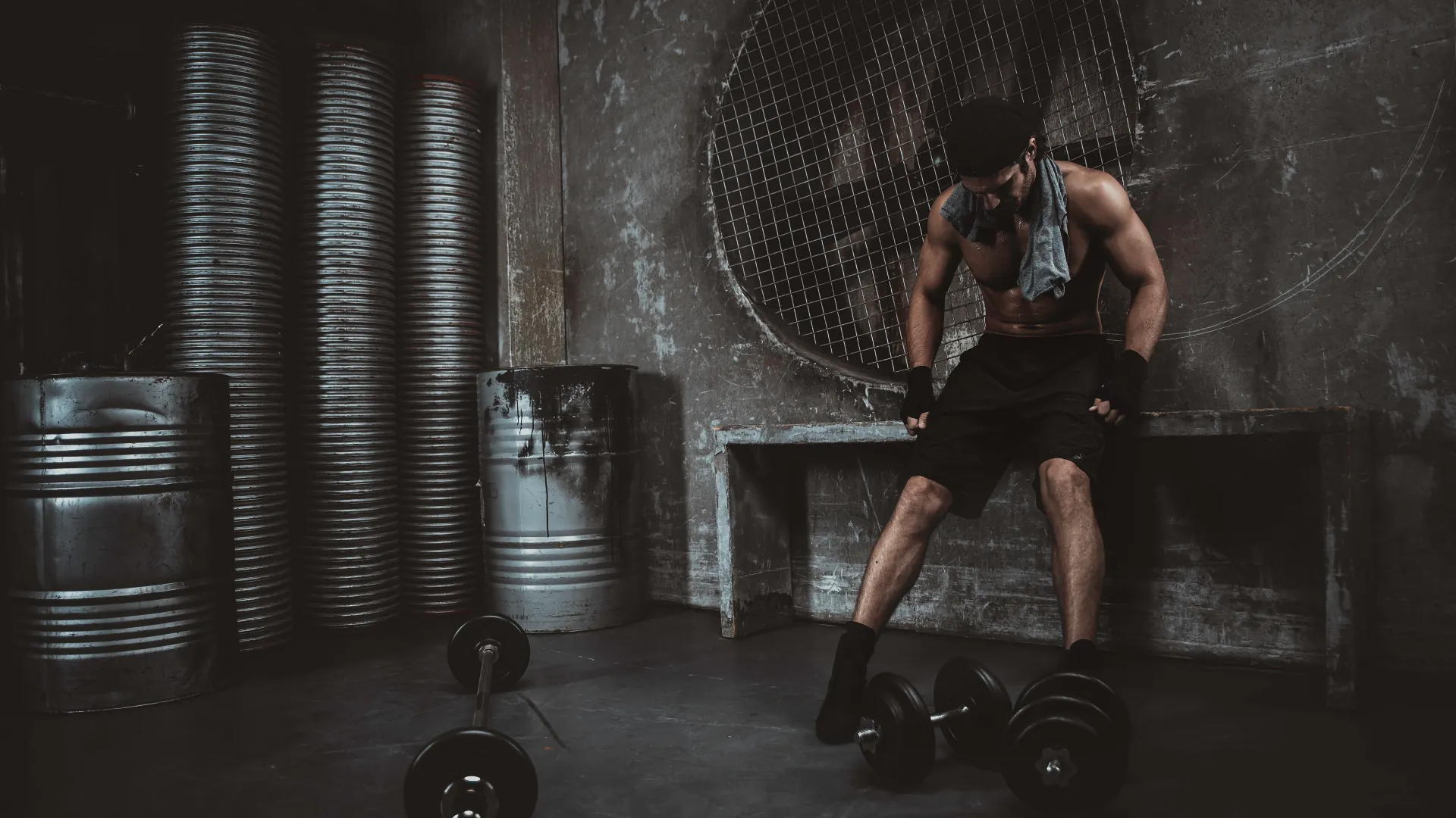 Sportista u teretani koji vizuelizuje disciplinu i prirodnu metaboličku podr&scaron;ku koju pruža Inulin prirodni ozempic