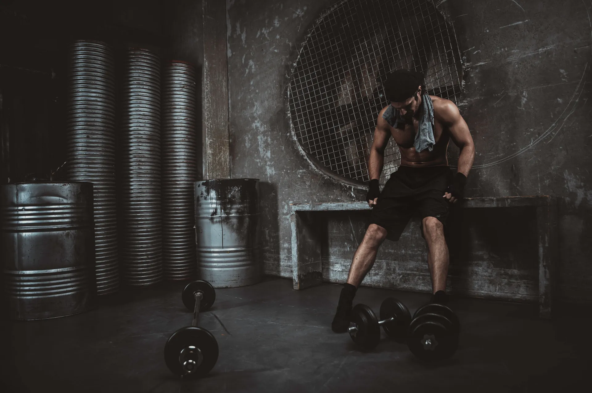 Sportista u teretani koji vizuelizuje disciplinu i prirodnu metaboličku podršku koju pruža Inulin prirodni ozempic