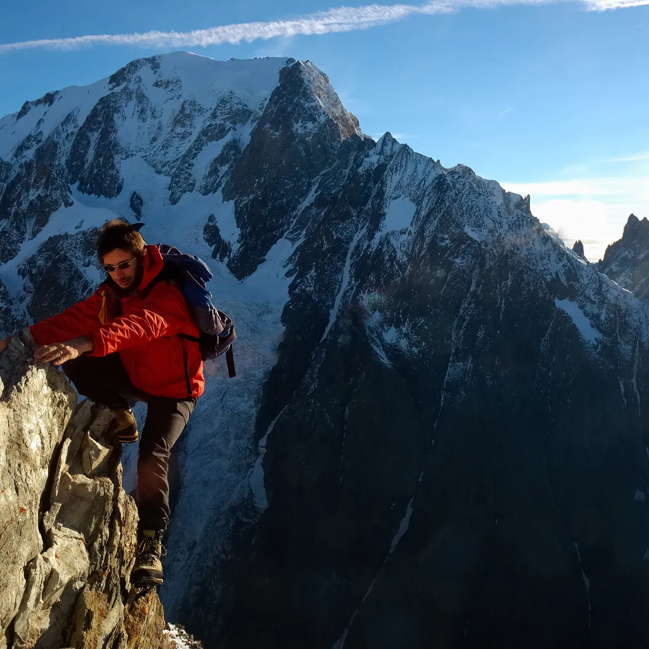 Alpinista u usponu vizuelizuje snagu i izdržljivost koju obezbeđuju kvalitetni proteini u hrani
