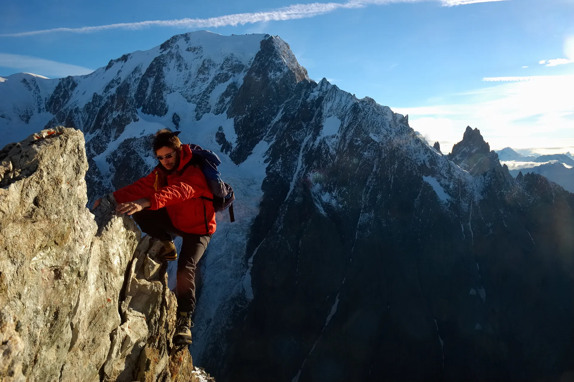 Alpinista u usponu vizuelizuje snagu i izdržljivost koju obezbeđuju kvalitetni proteini u hrani