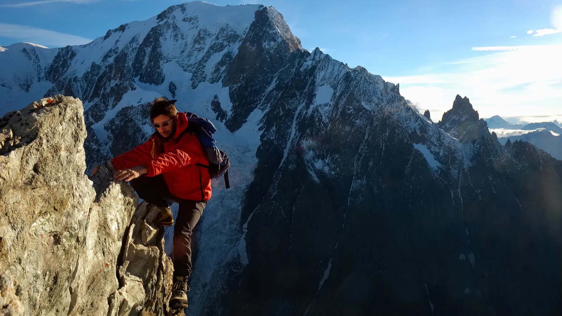 Alpinista u usponu vizuelizuje snagu i izdržljivost koju obezbeđuju kvalitetni proteini u hrani